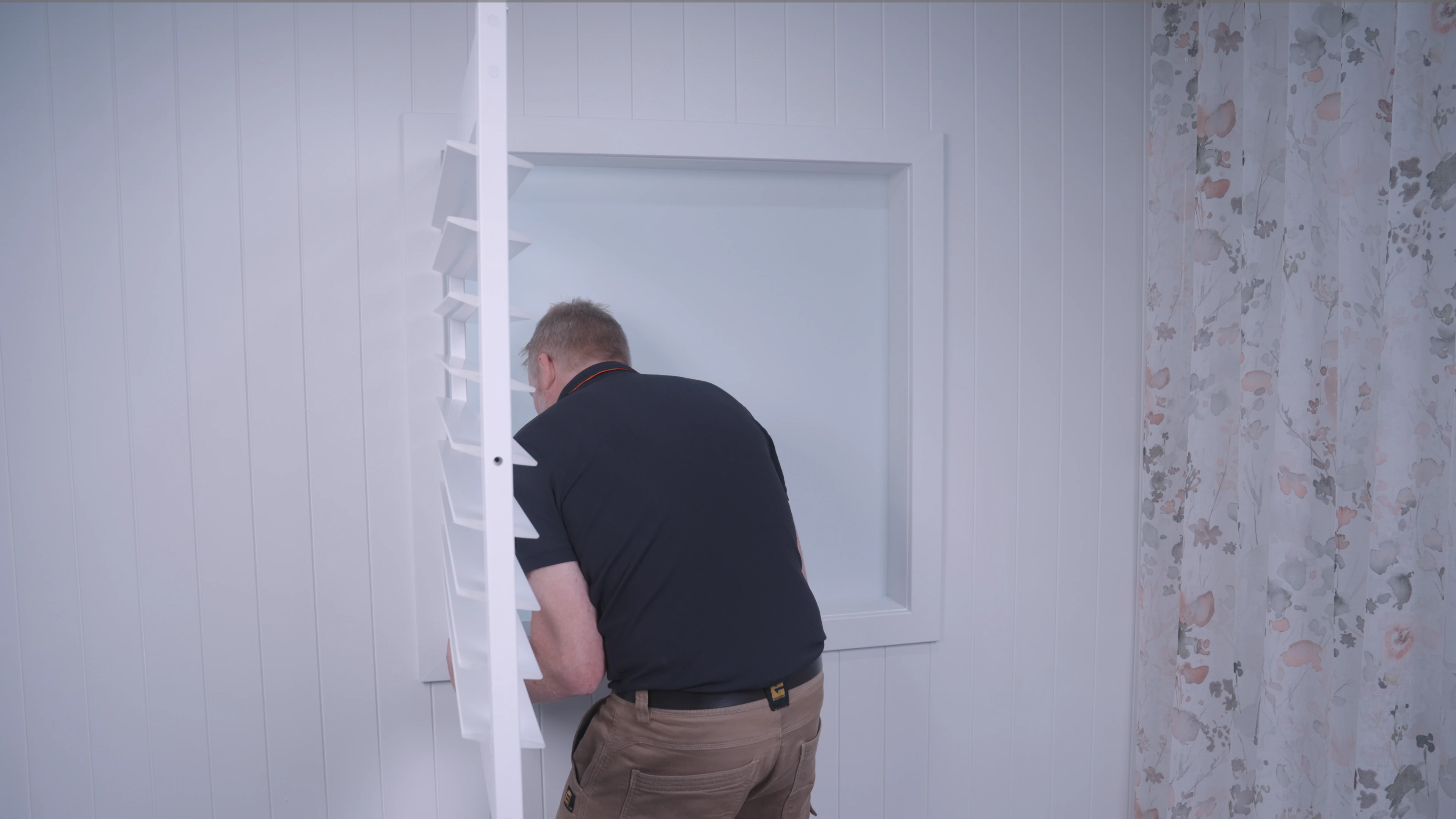 adjusting-panel-height-locking-with-centre-screw