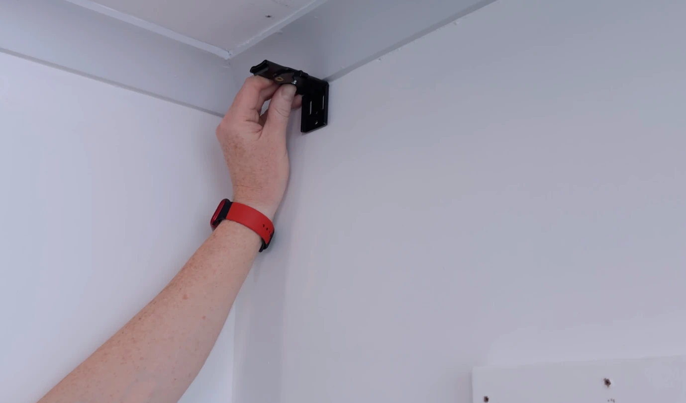 fix-the-brackets-to-the-wall