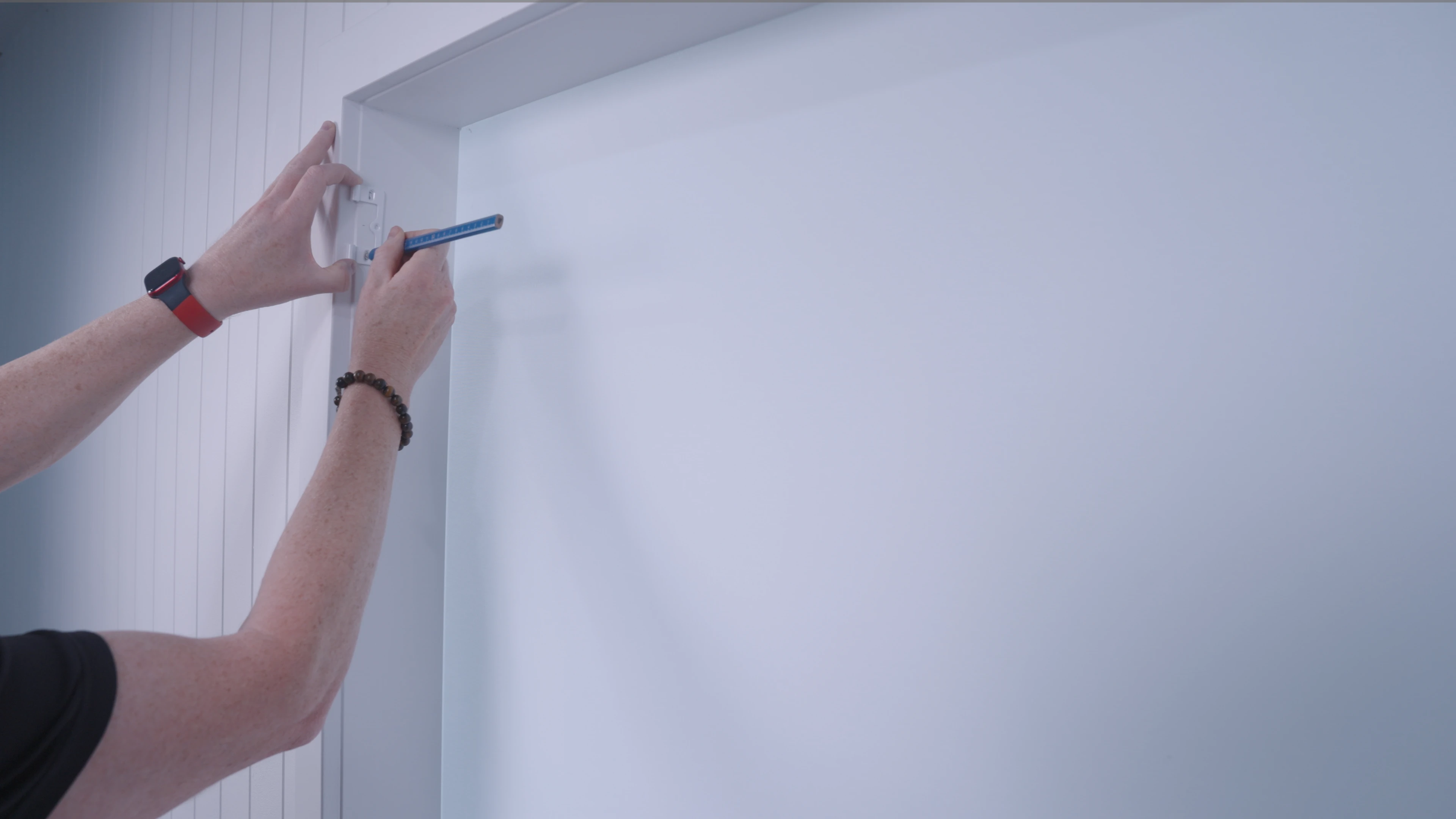 marking-the-hinge-hole-position