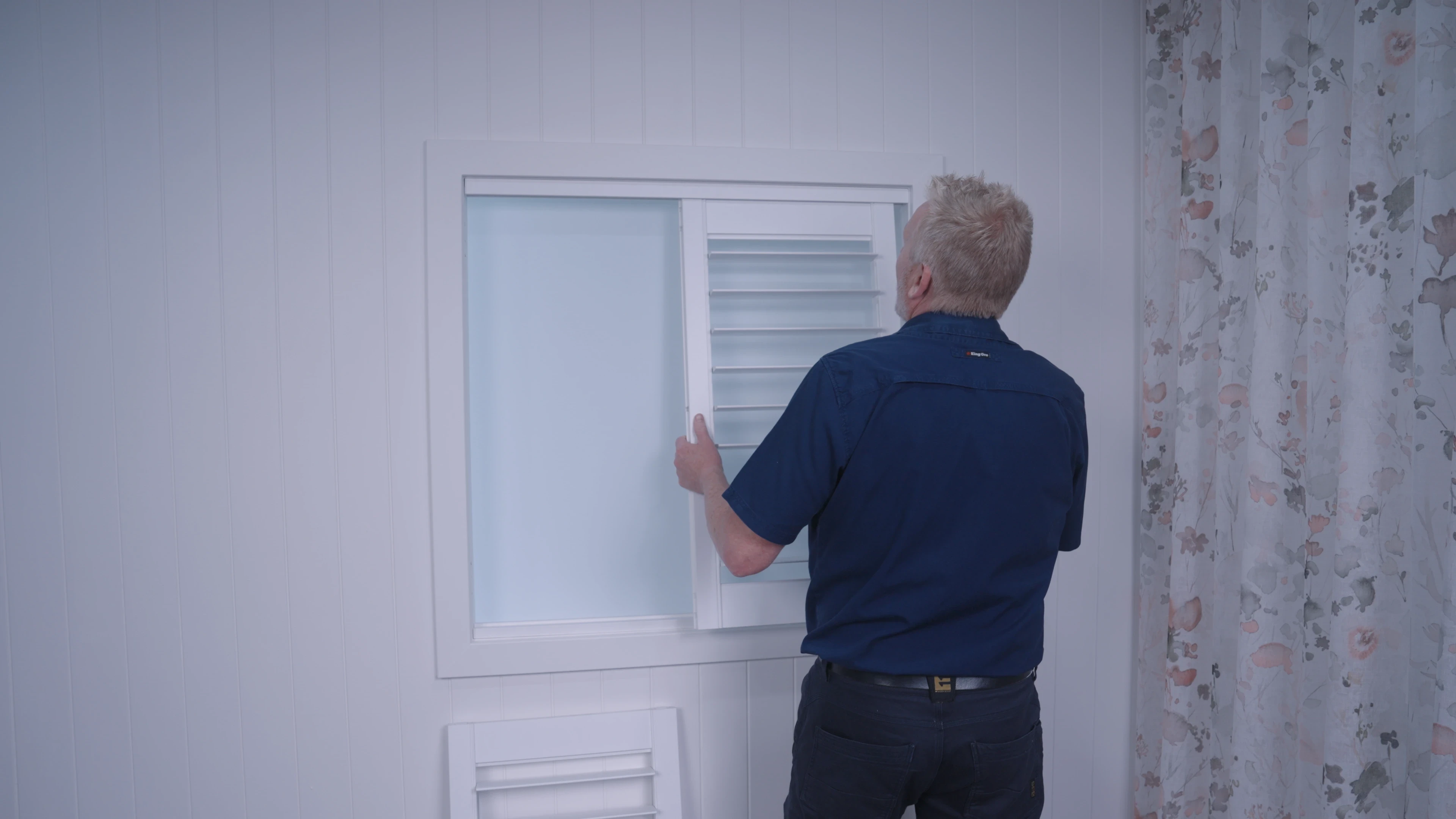 placing-pannel-into-the-frame