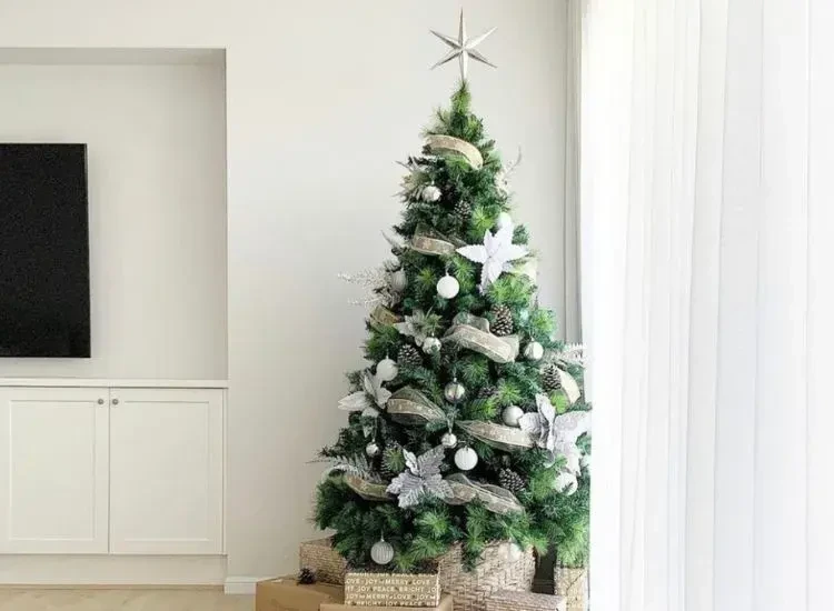 hero-christmas-tree