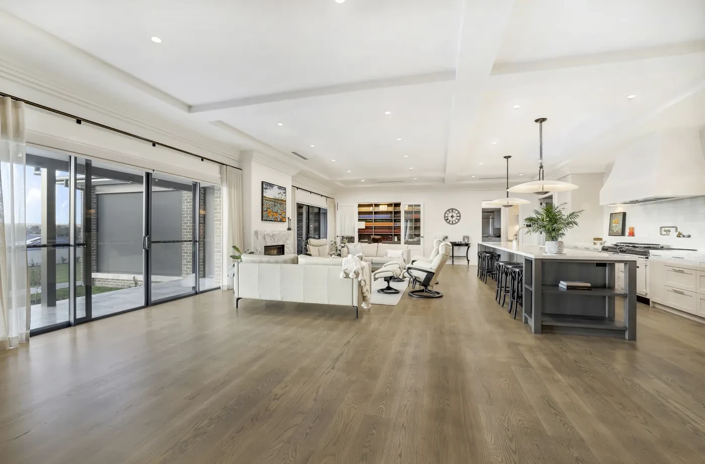 Open-plan living with sheer curtains at the doors Open-plan living with sheer curtains at the doors