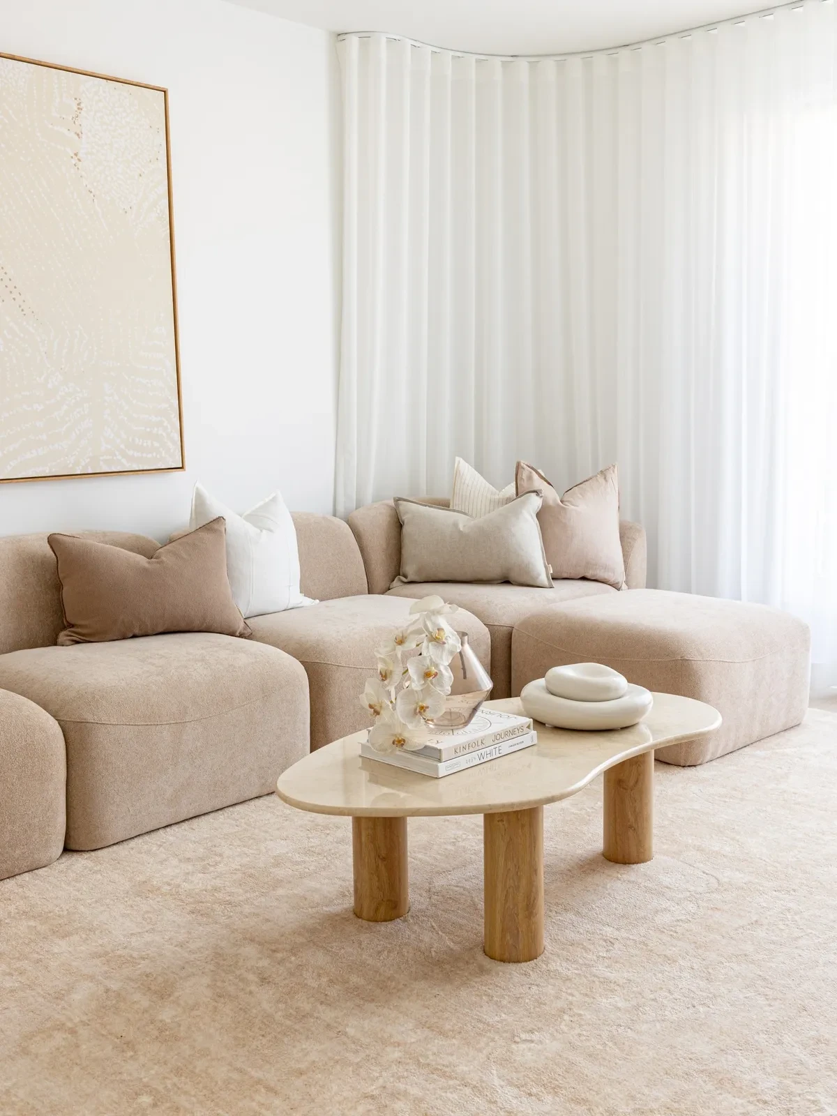 HAALUX Aire S-Fold sheer curtains following a curved corner wall in HAAUS.7
